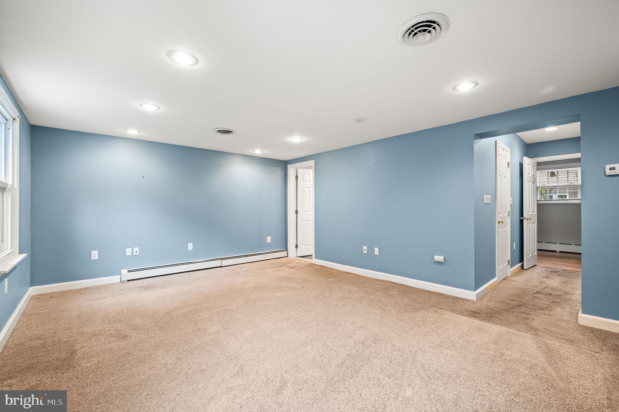 408 E COUNTRY CLUB LANE