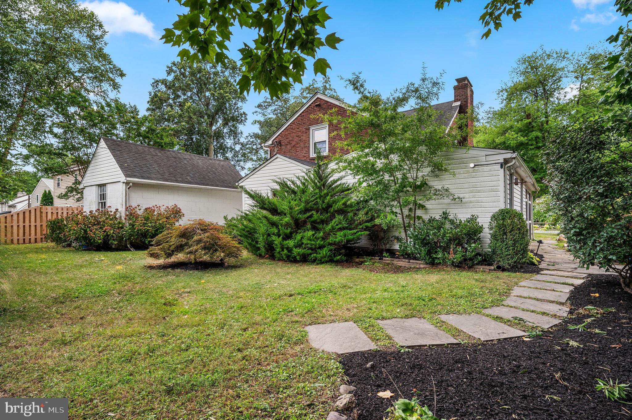 408 E COUNTRY CLUB LANE