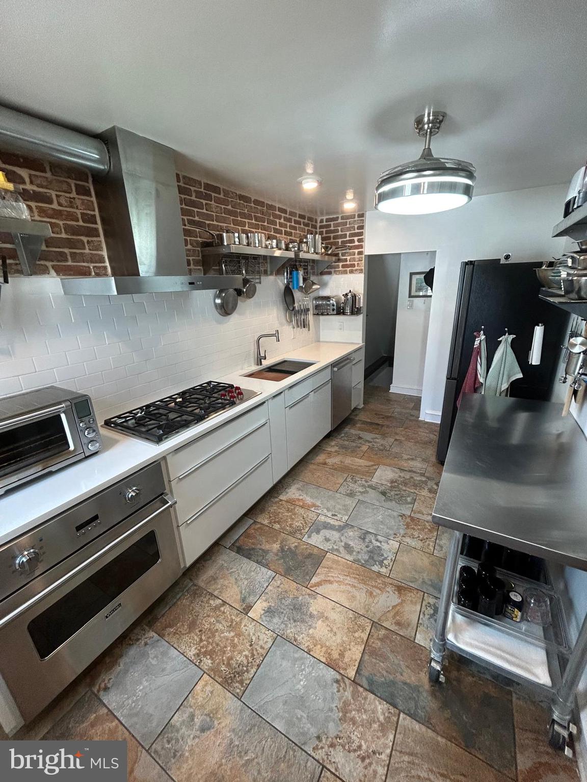 1407 SUFFOLK LANE