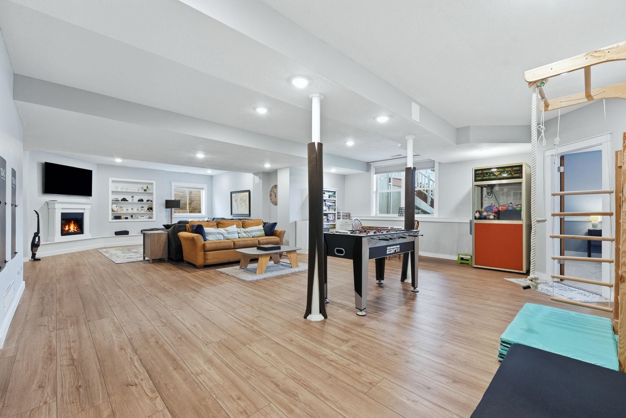 911 Hawthorn Drive