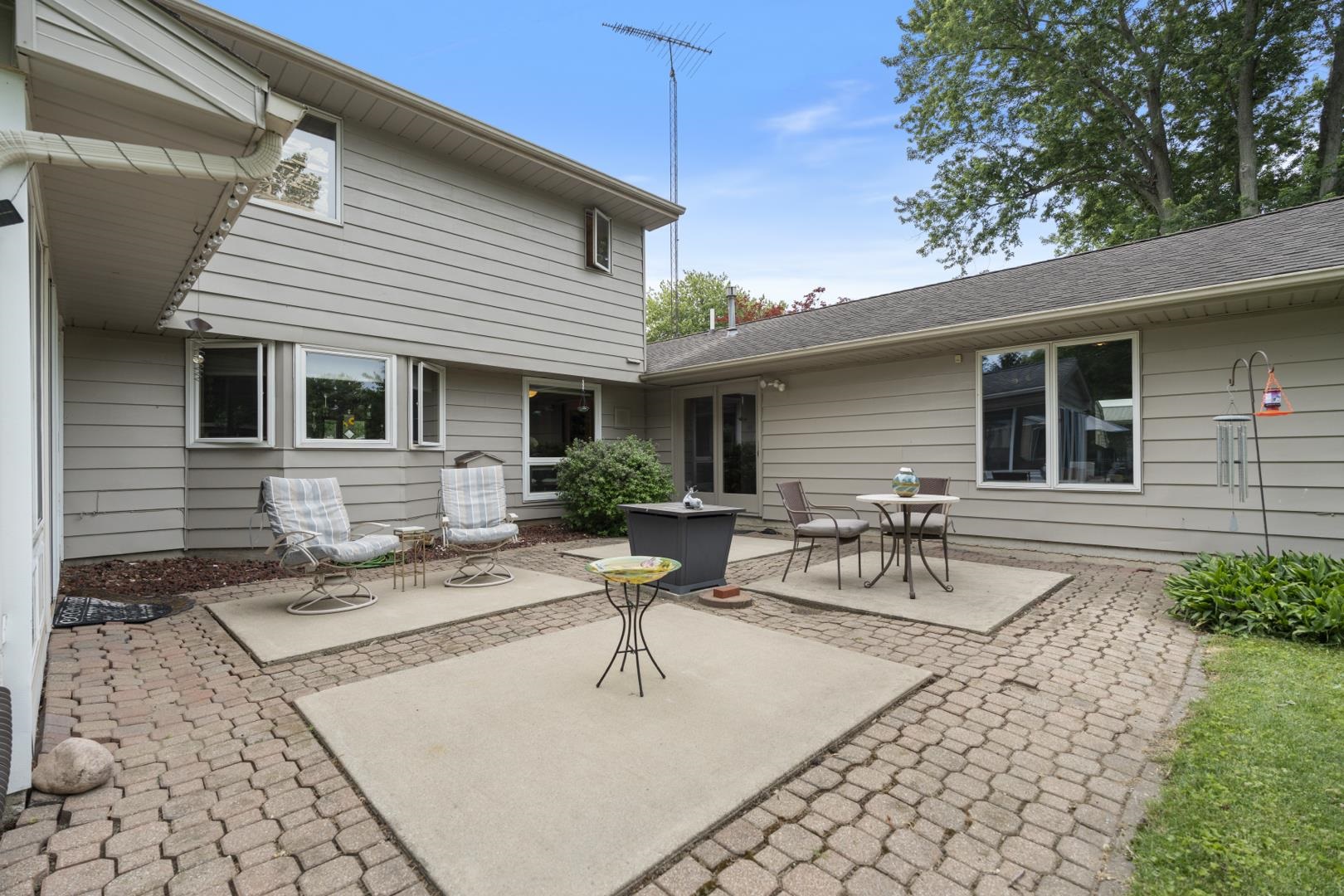 2127 Bluewater Drives
