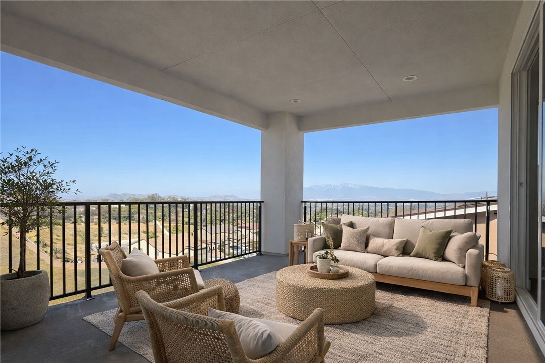 16765 La Bella Villa