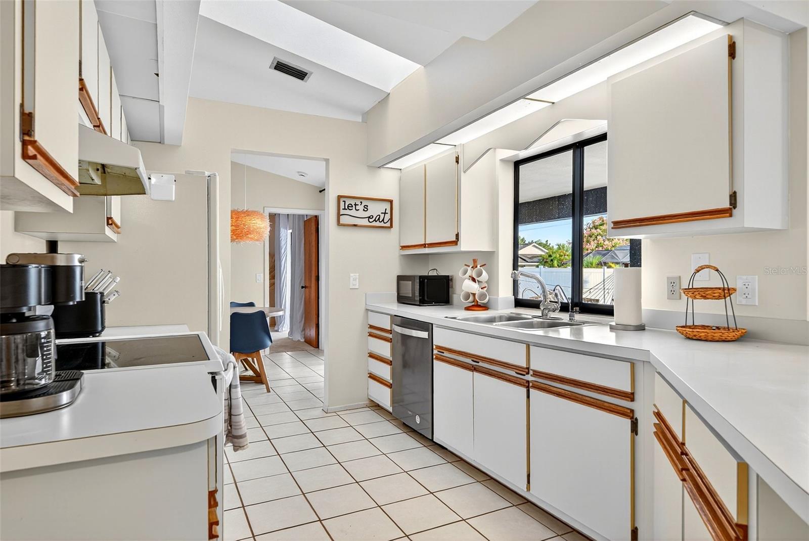 9221 STEUBENVILLE AVE