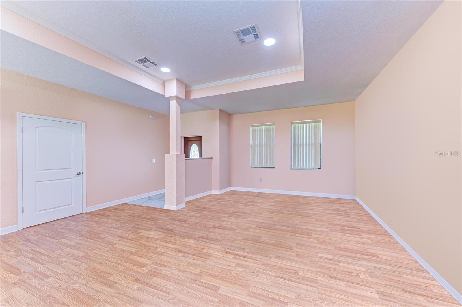 397 DONIPHAN DR