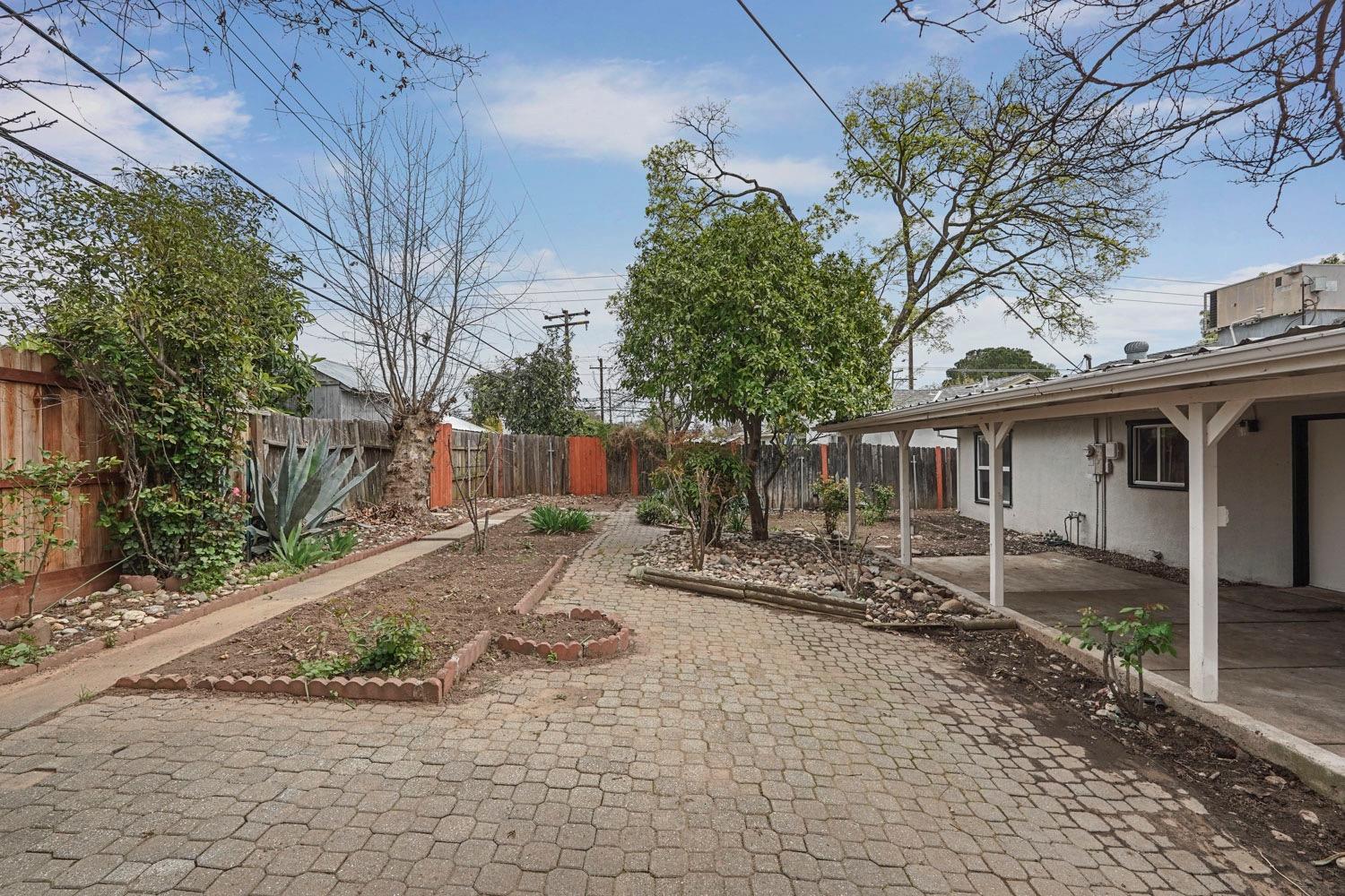 1945 Edwin Way