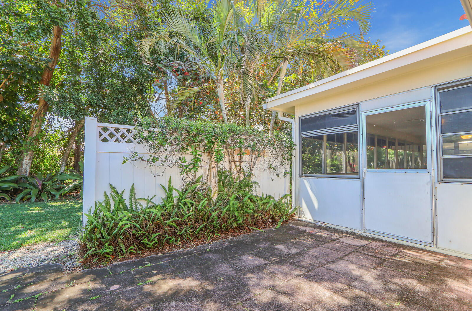 8574 SE Seagrape Way