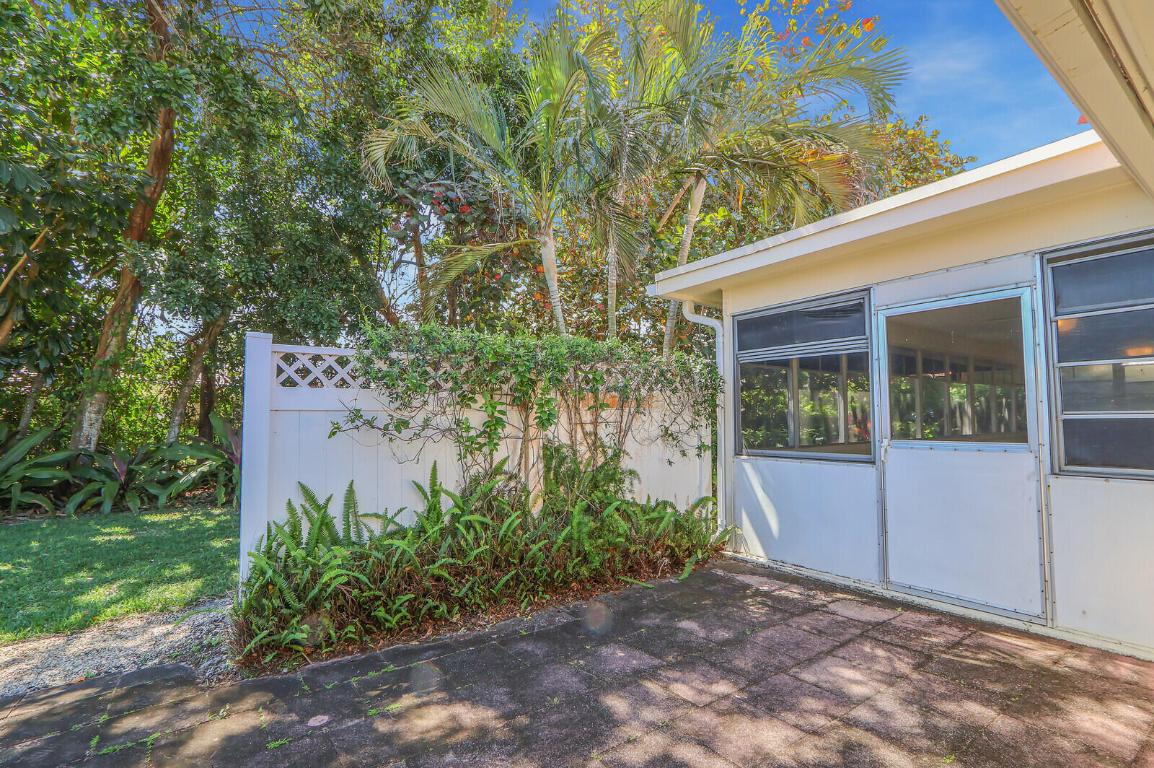 8574 SE Seagrape Way