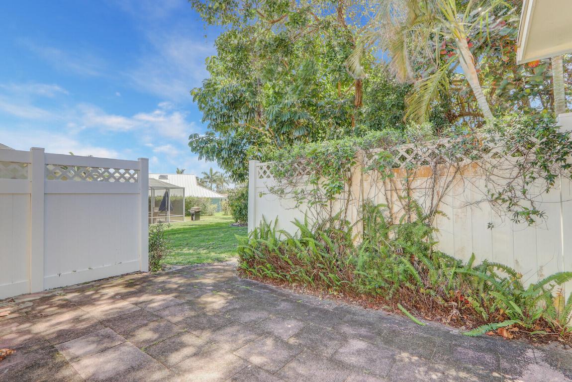 8574 SE Seagrape Way