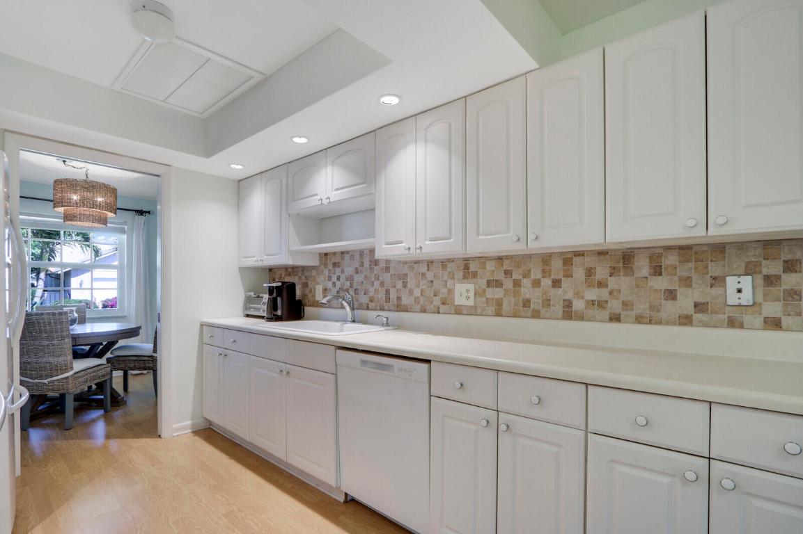 8574 SE Seagrape Way