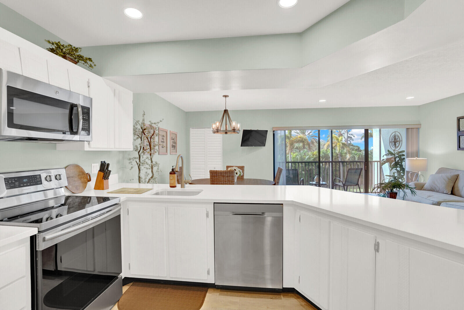 1605 S Us Highway 1 202v5