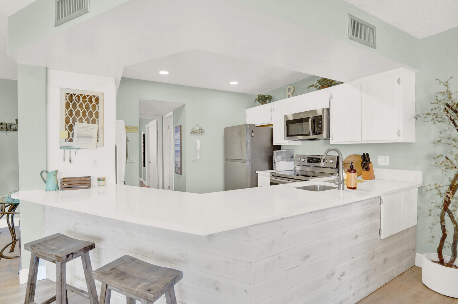 1605 S Us Highway 1 202v5