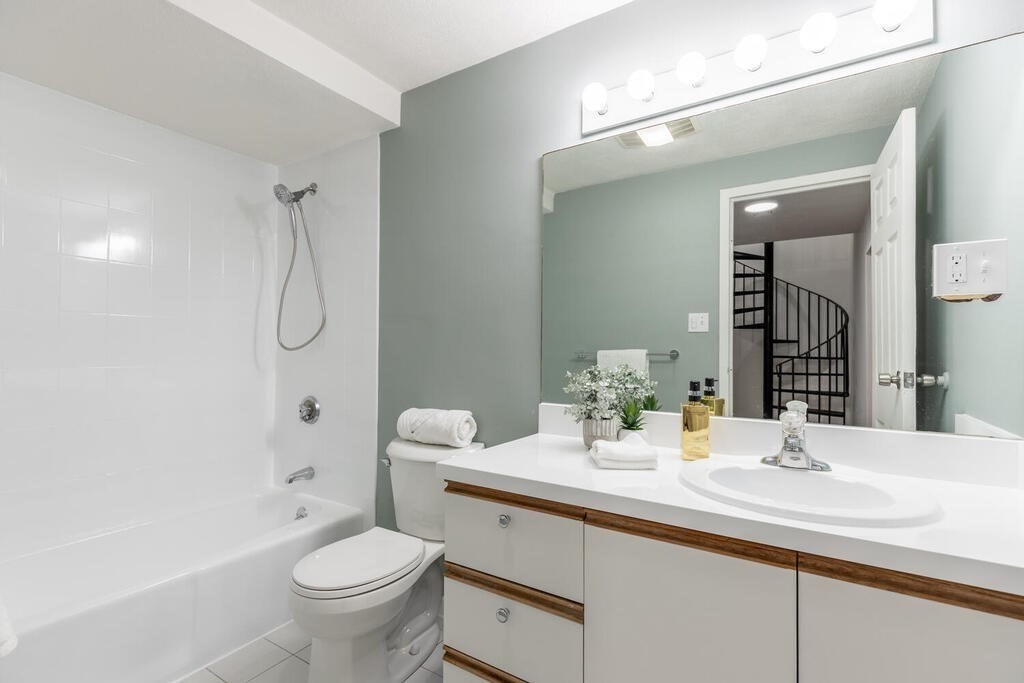 15 Ferry St # 4