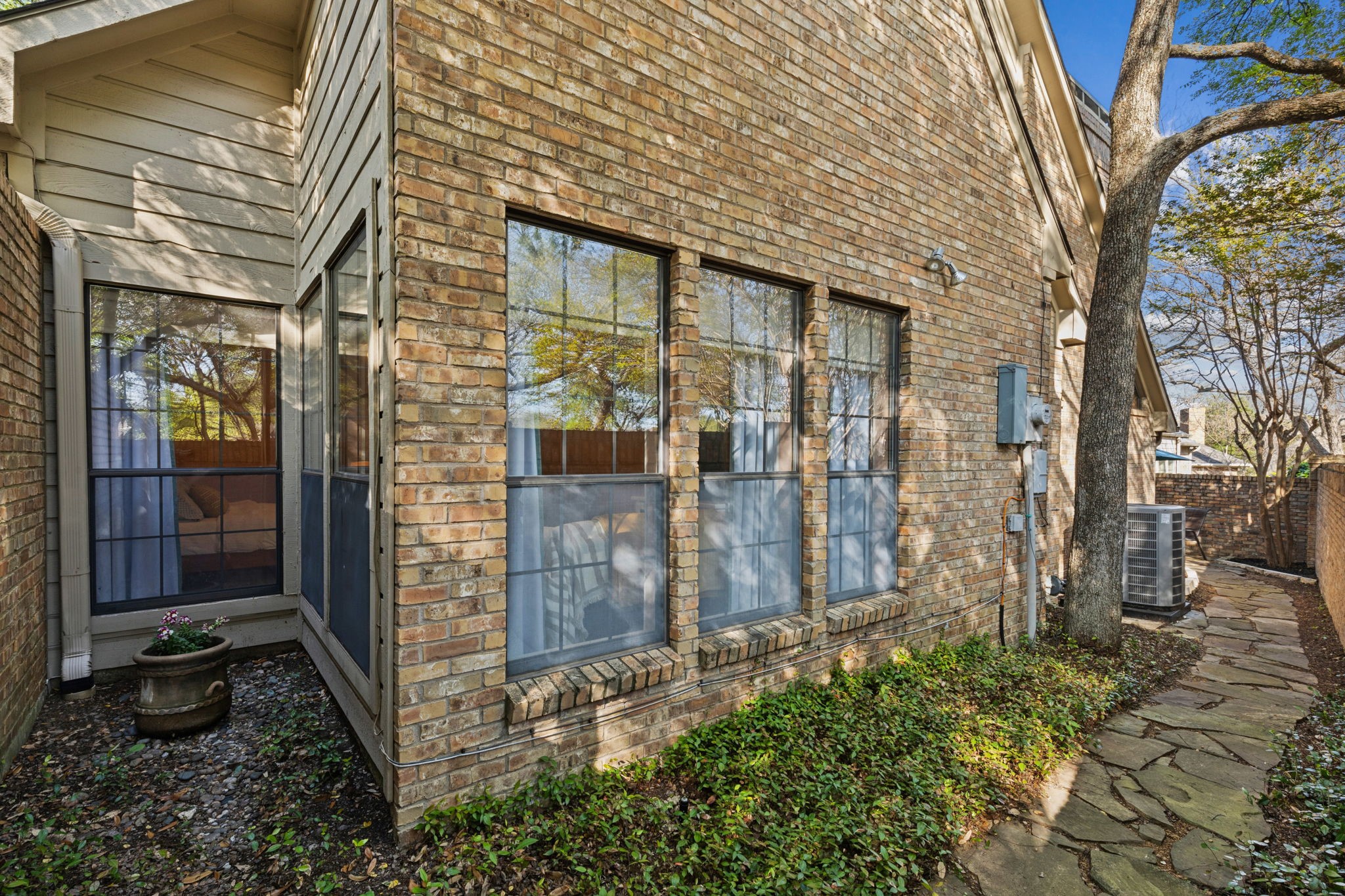 2407 Forest Court