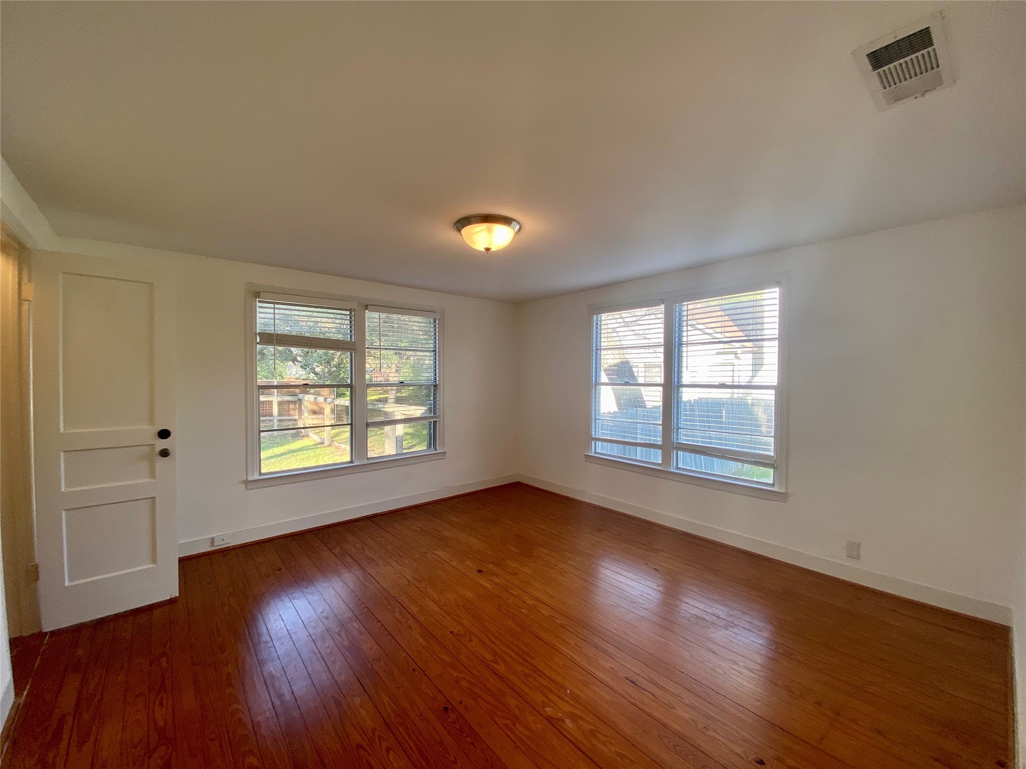512 W Davis Street