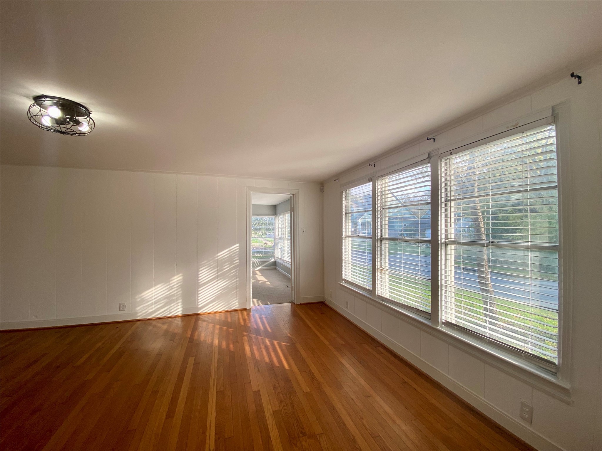 512 W Davis Street