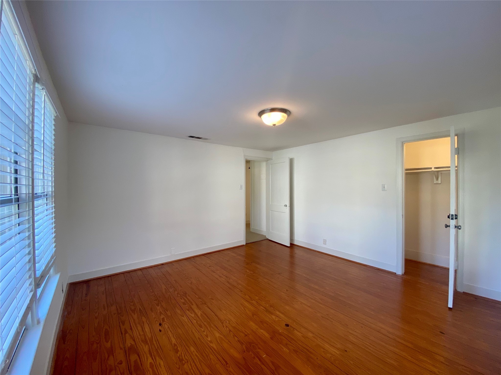 512 W Davis Street