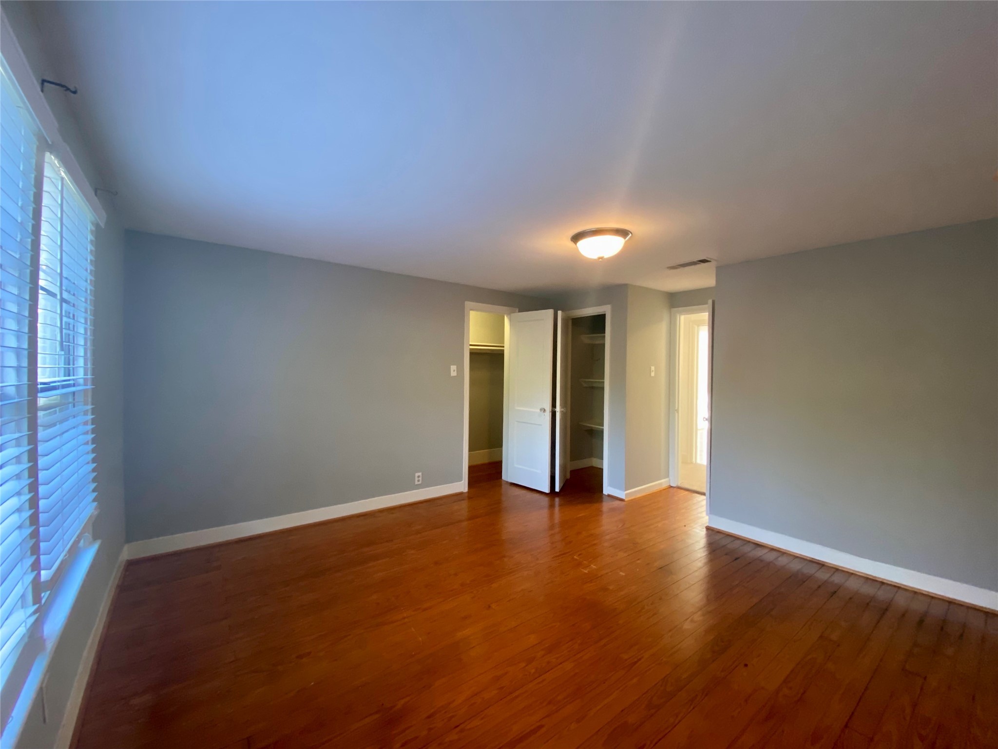 512 W Davis Street