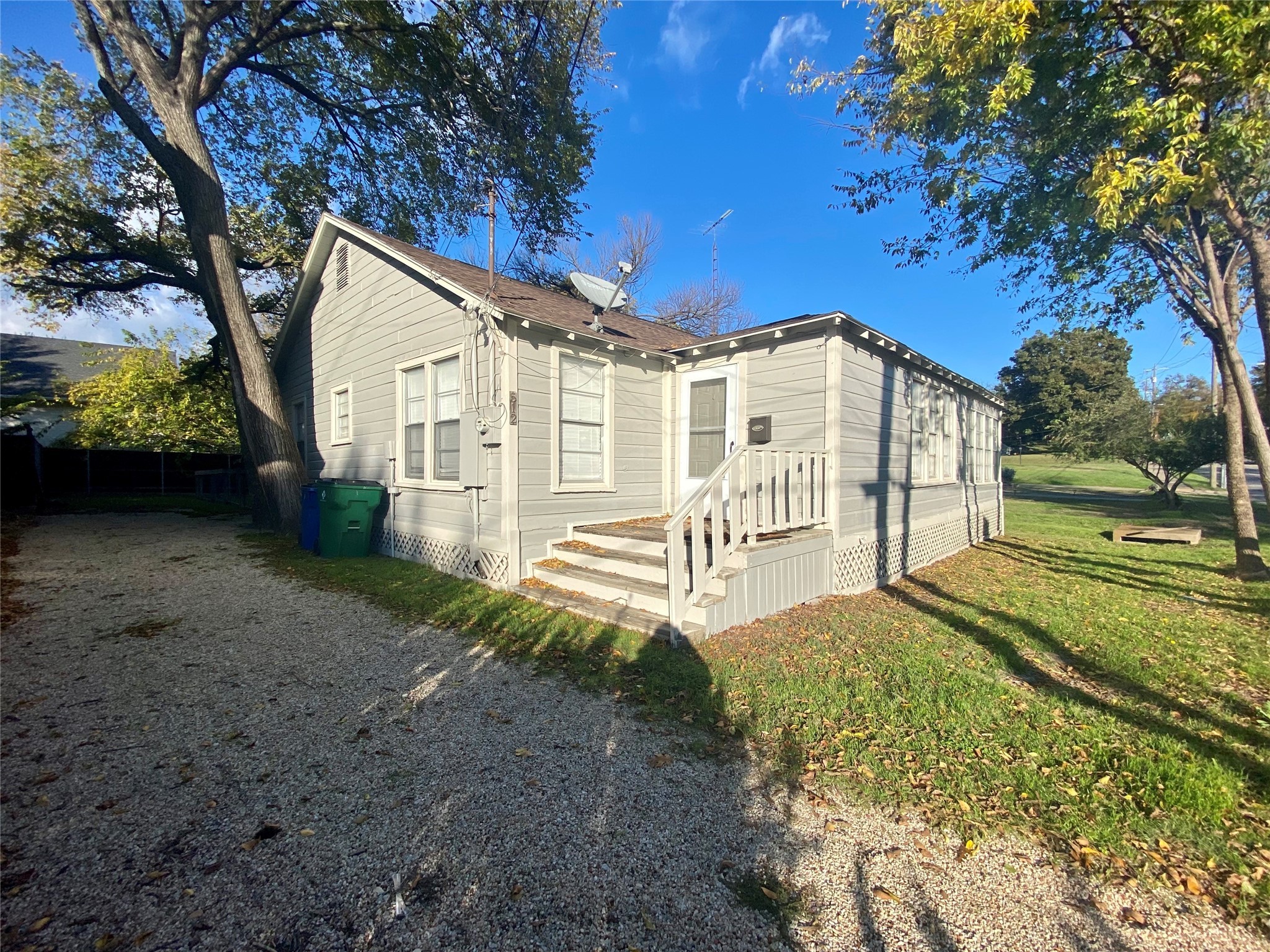 512 W Davis Street