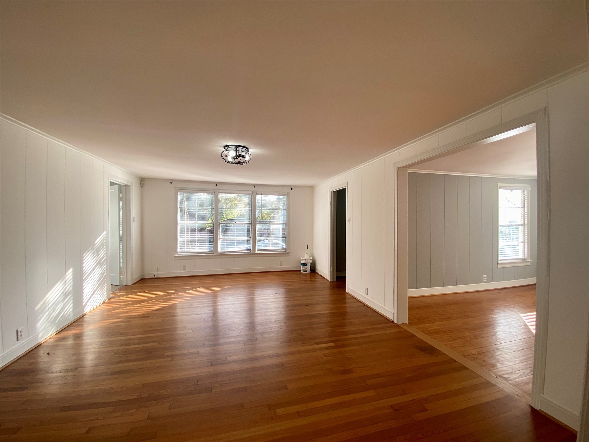 512 W Davis Street