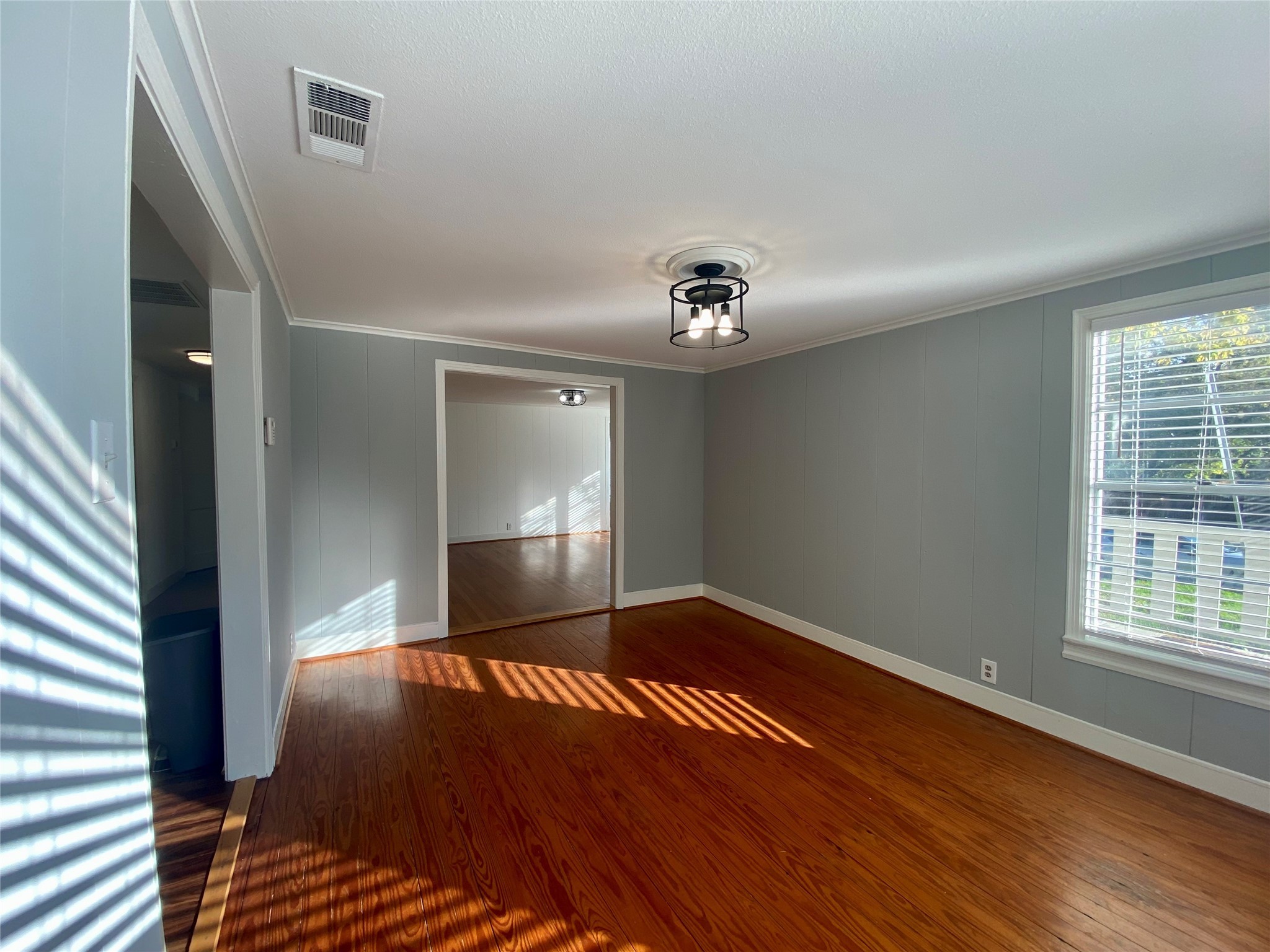 512 W Davis Street
