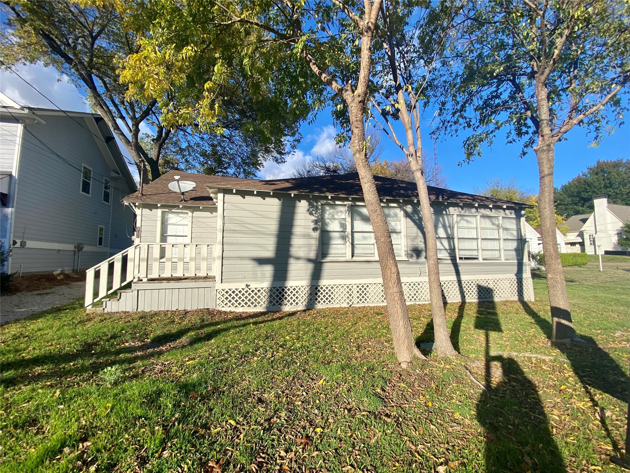 512 W Davis Street