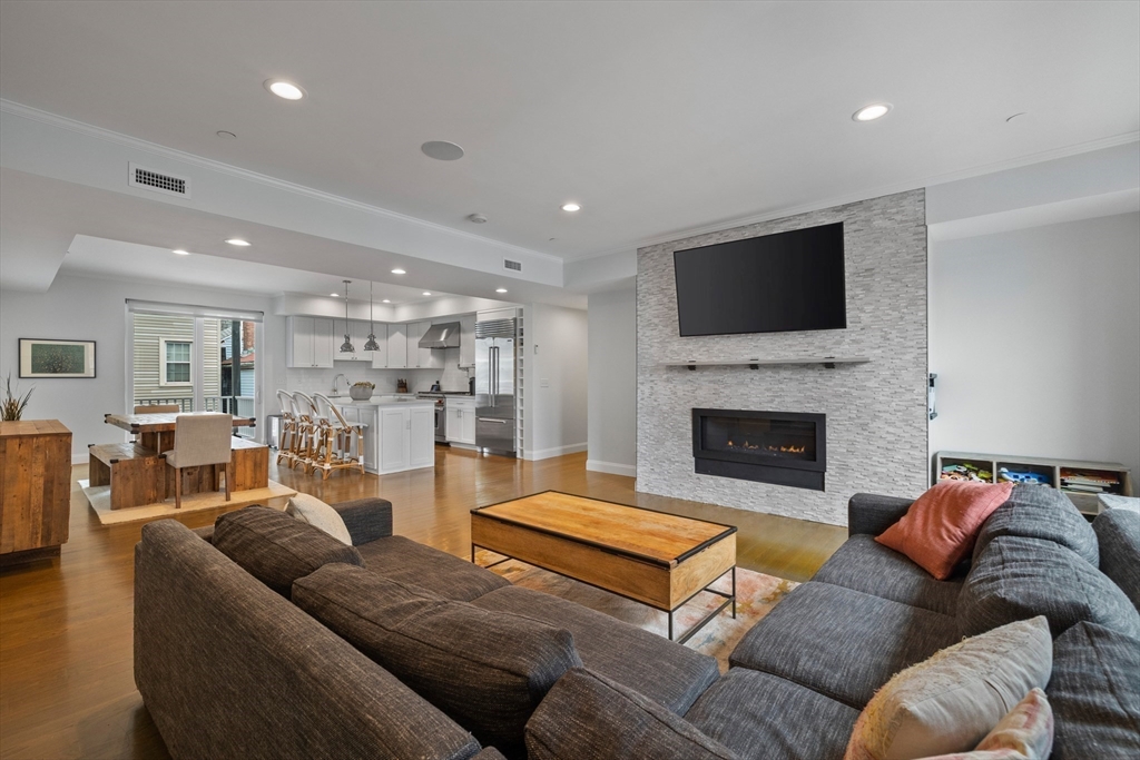 260 Gold Street # 201