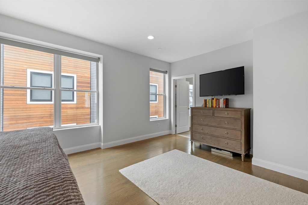 260 Gold Street # 201