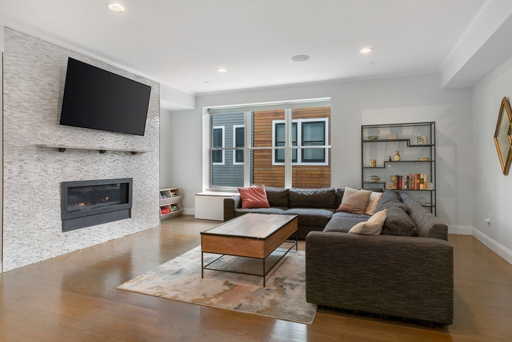 260 Gold Street # 201