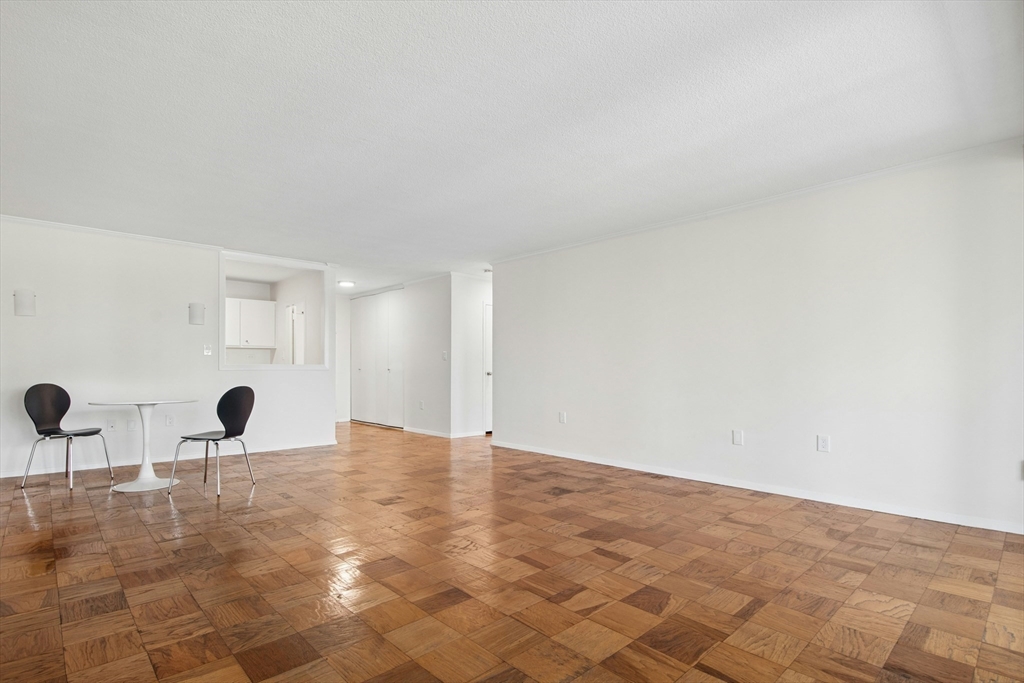 9 Hawthorne Pl # 4A