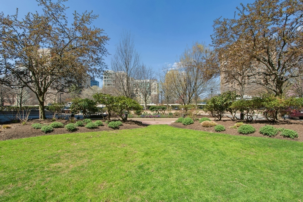 9 Hawthorne Pl # 4A