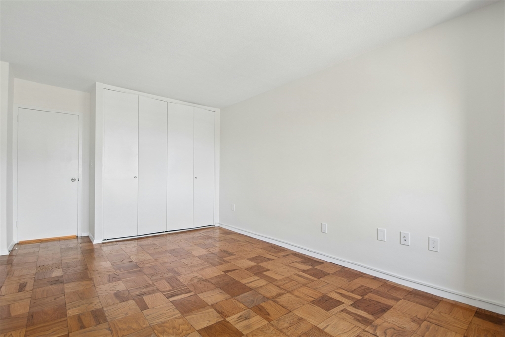 9 Hawthorne Pl # 4A