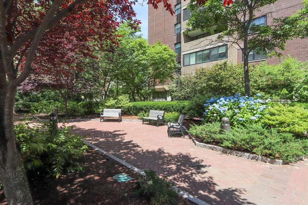 9 Hawthorne Pl # 4A