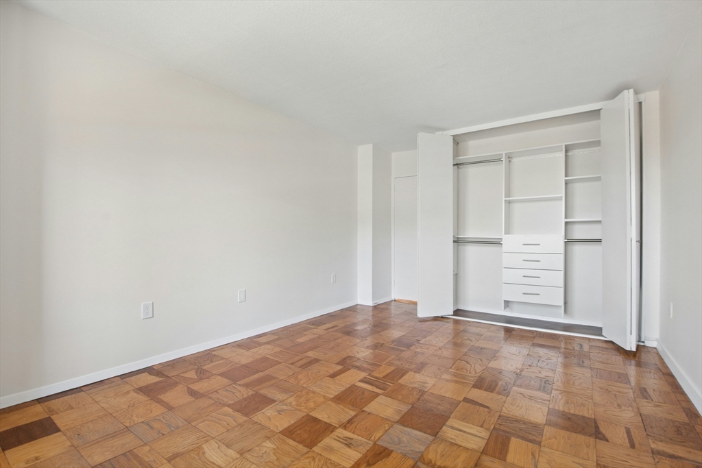 9 Hawthorne Pl # 4A