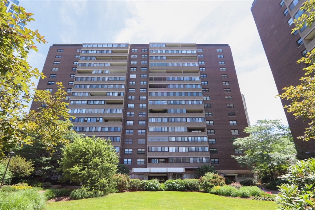 9 Hawthorne Pl # 4A
