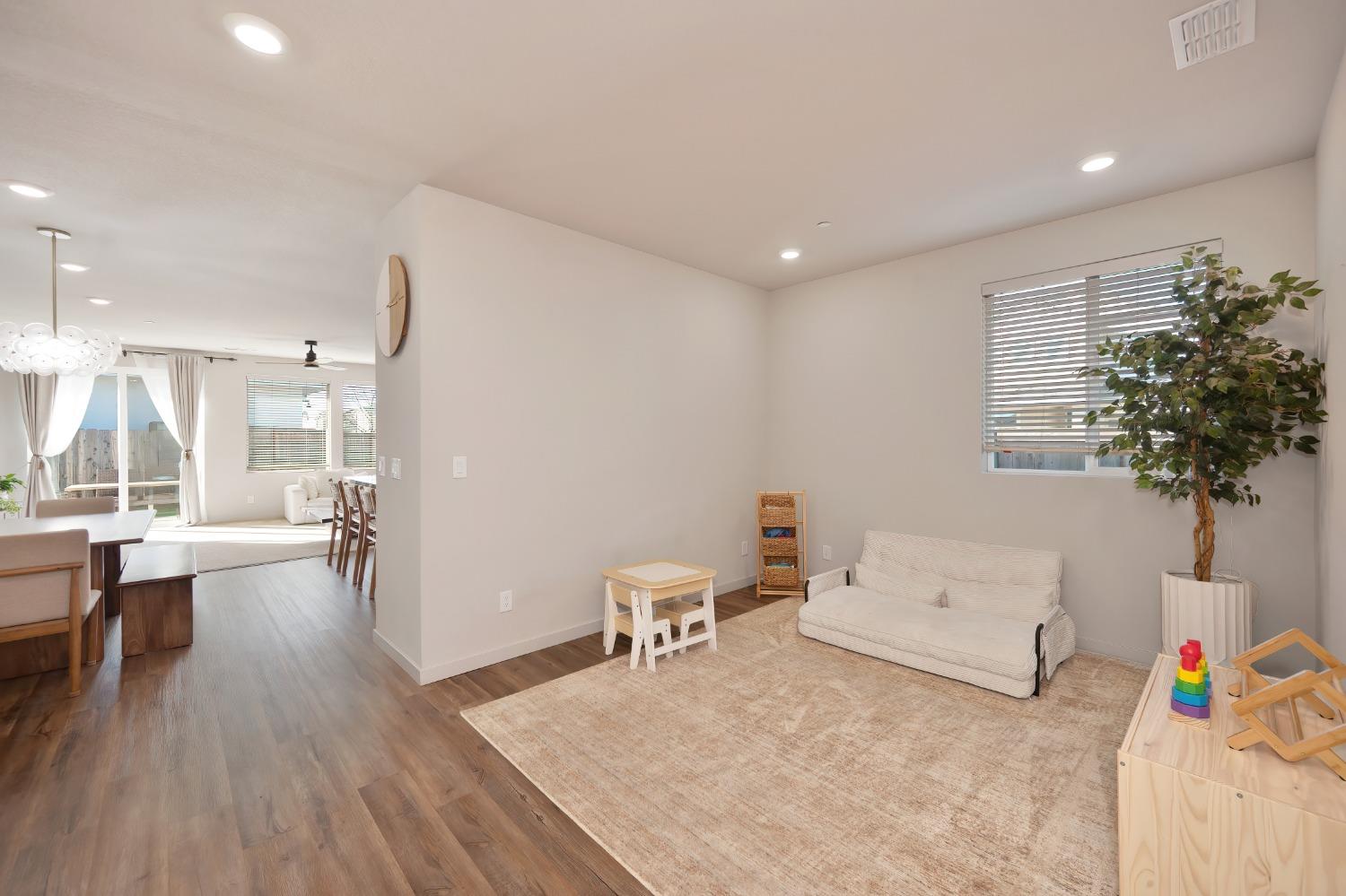 4220 Roanne Way