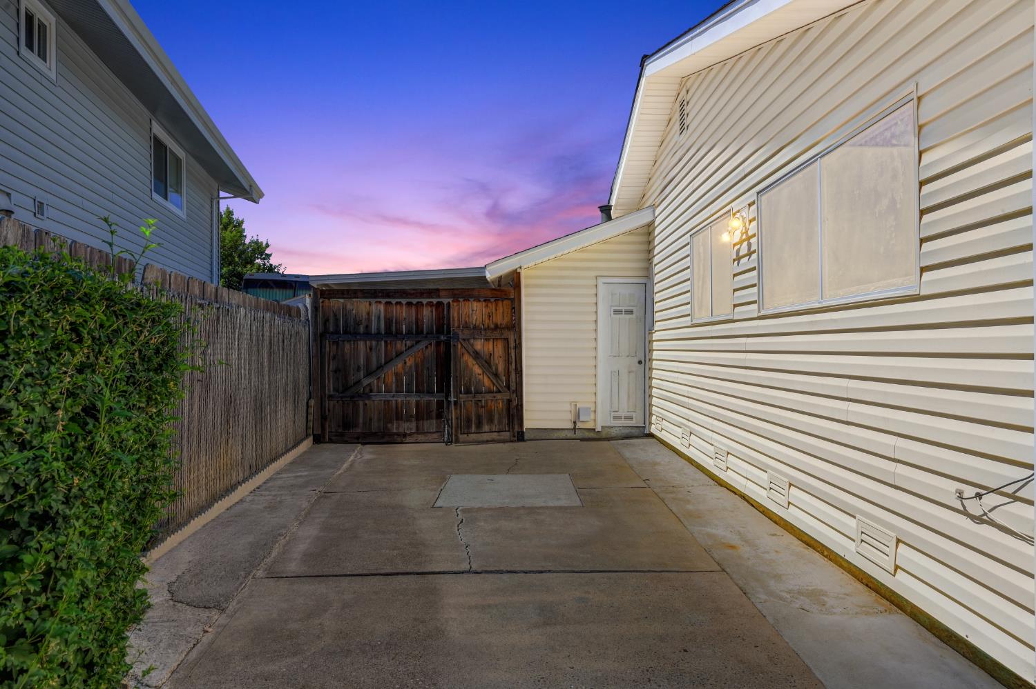 2144 Danbury Way