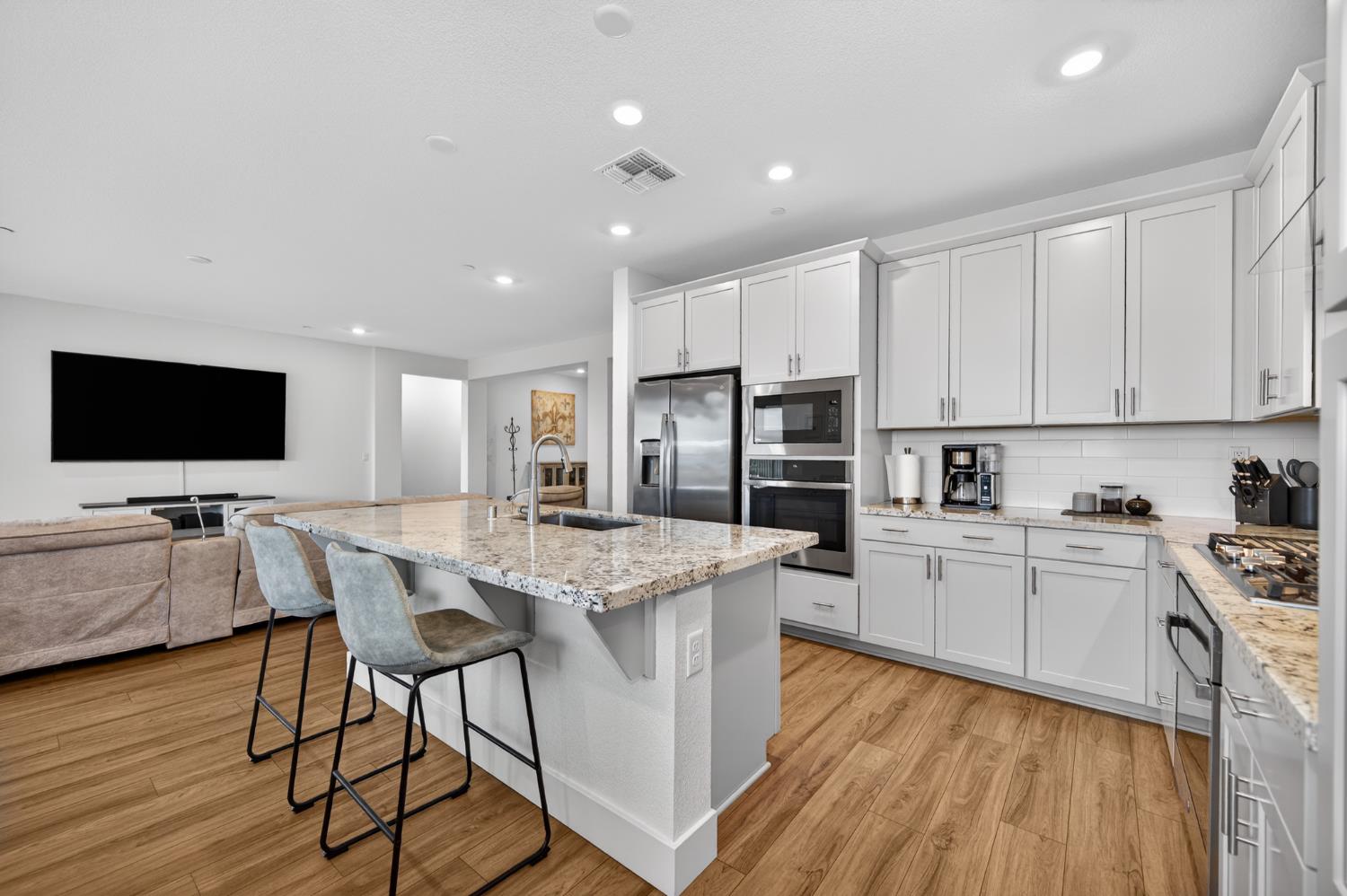 12913 Knightsbrook Avenue