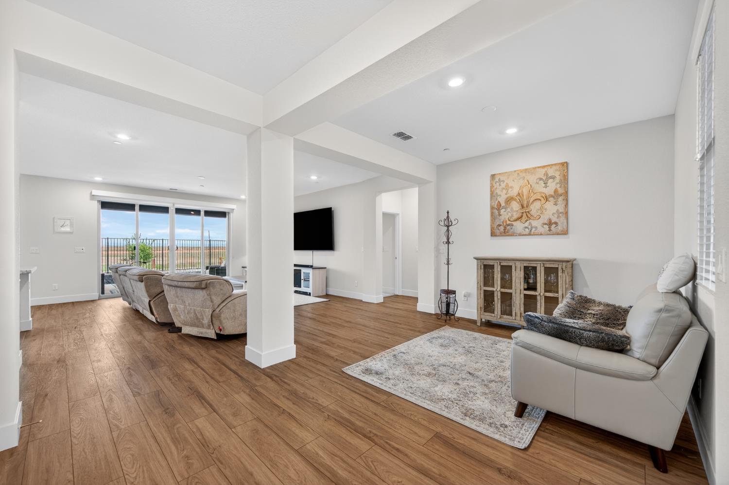 12913 Knightsbrook Avenue