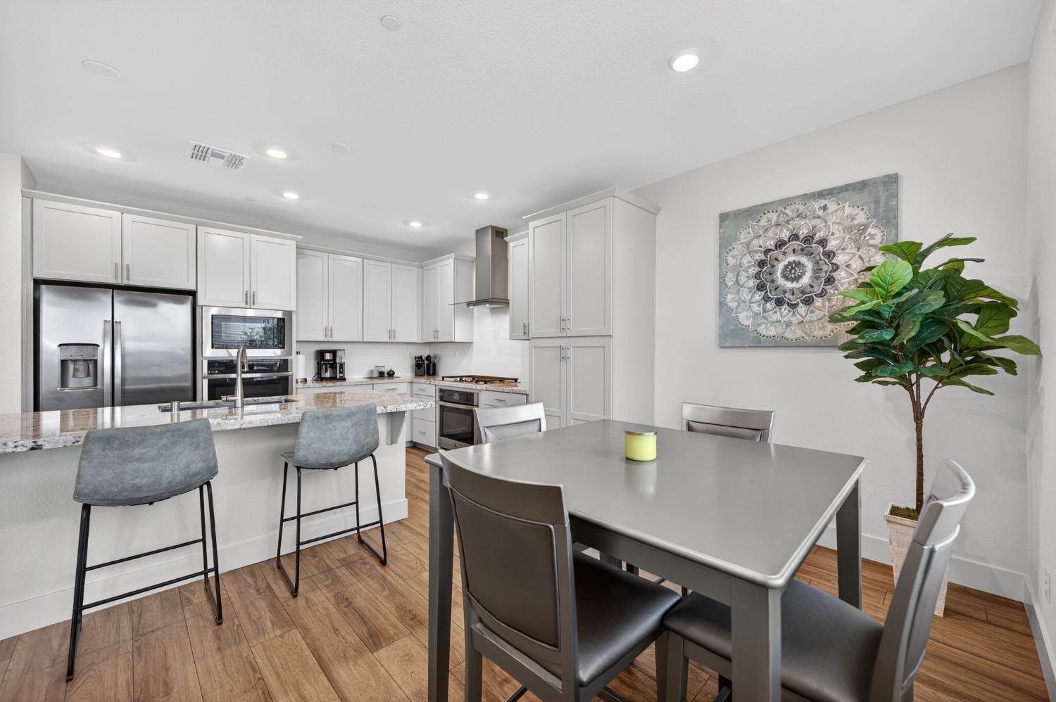 12913 Knightsbrook Avenue