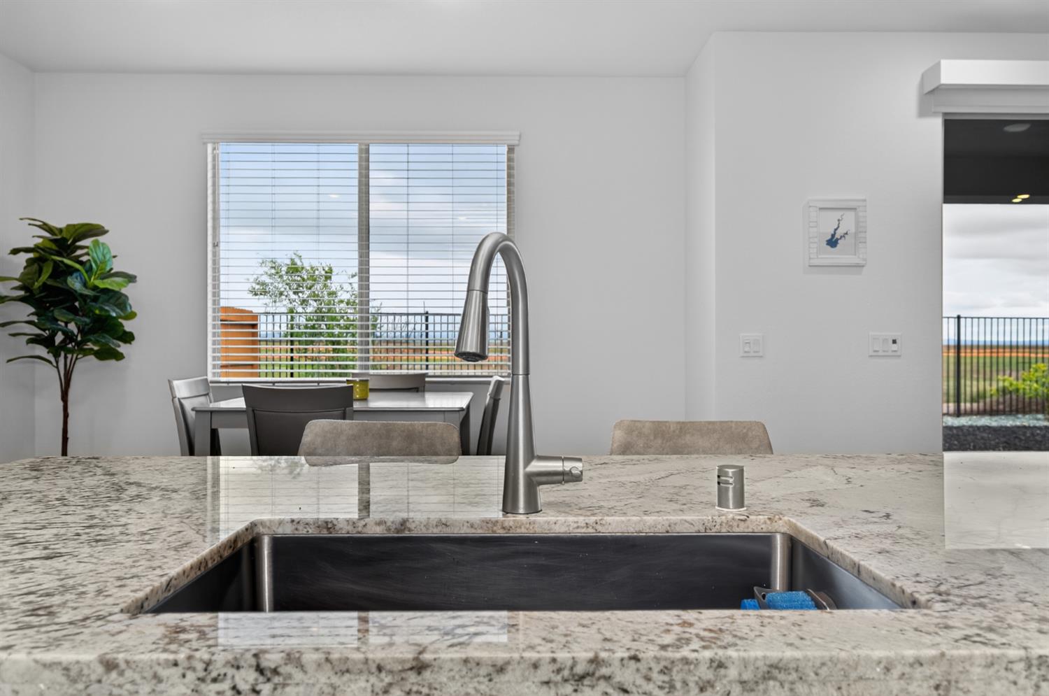 12913 Knightsbrook Avenue