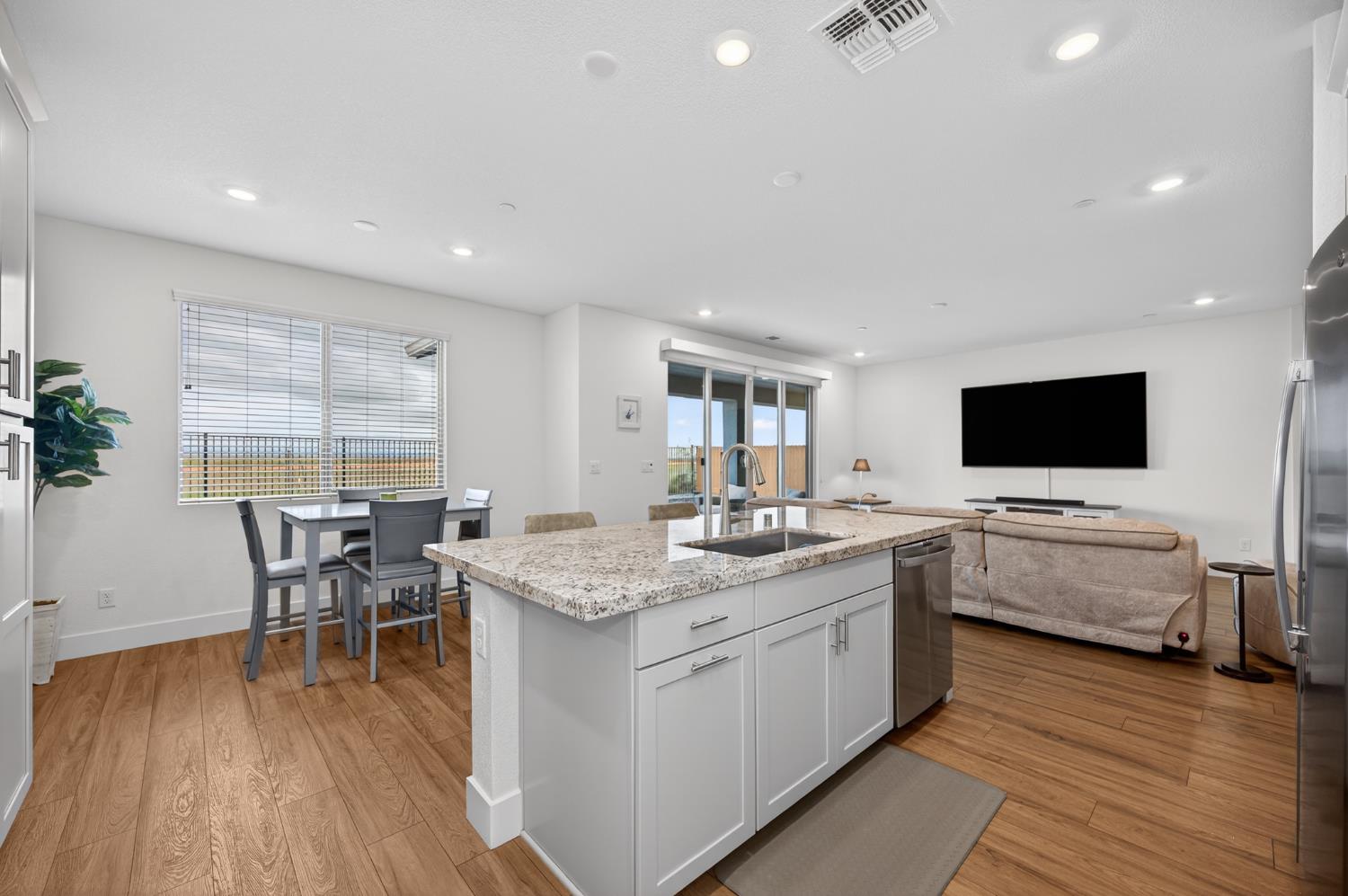 12913 Knightsbrook Avenue