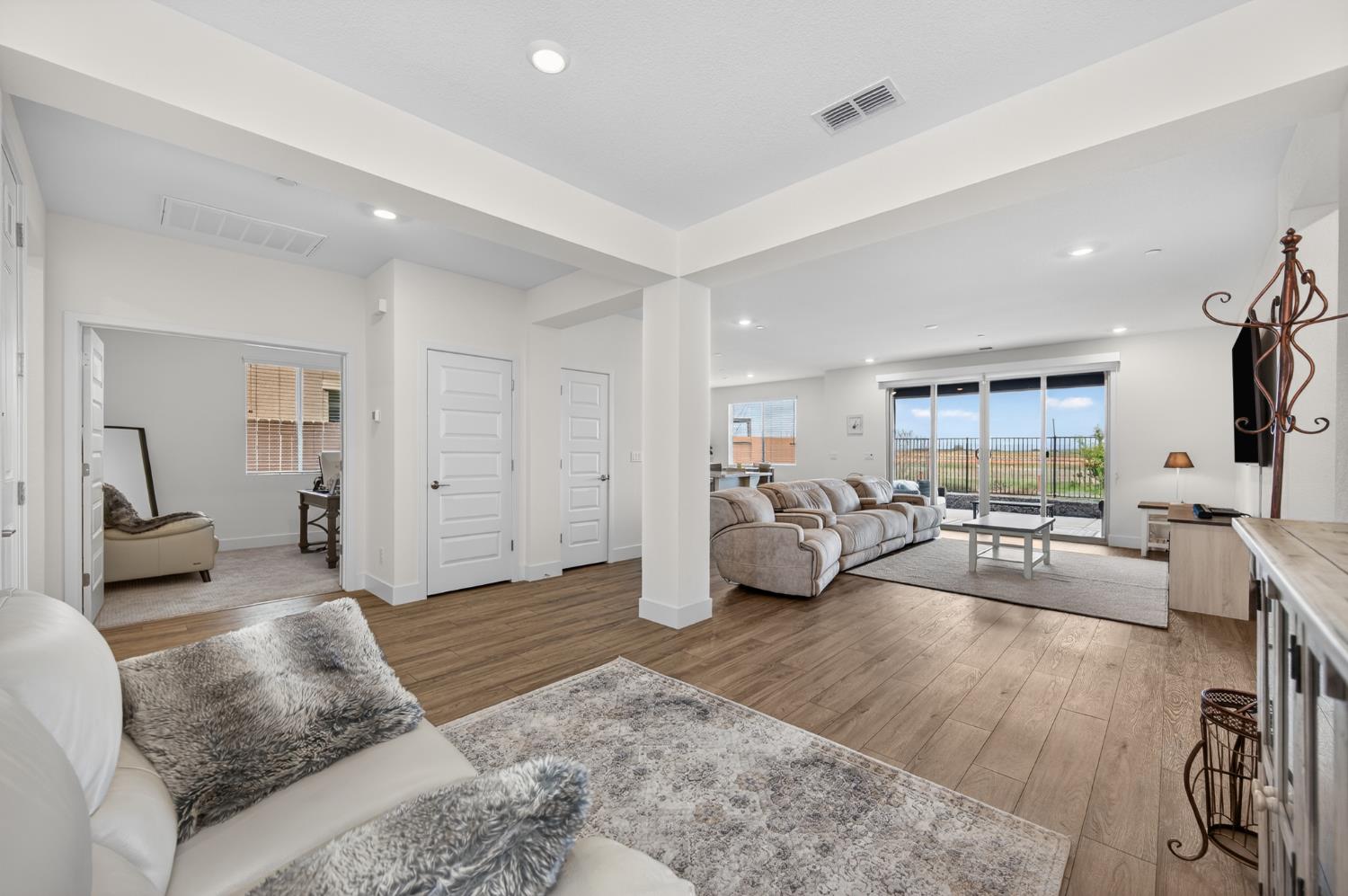 12913 Knightsbrook Avenue