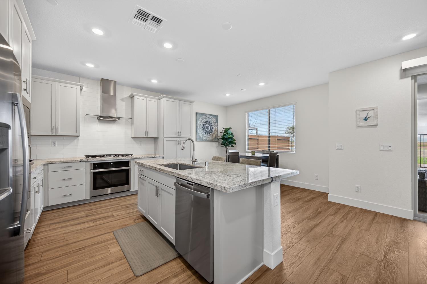 12913 Knightsbrook Avenue