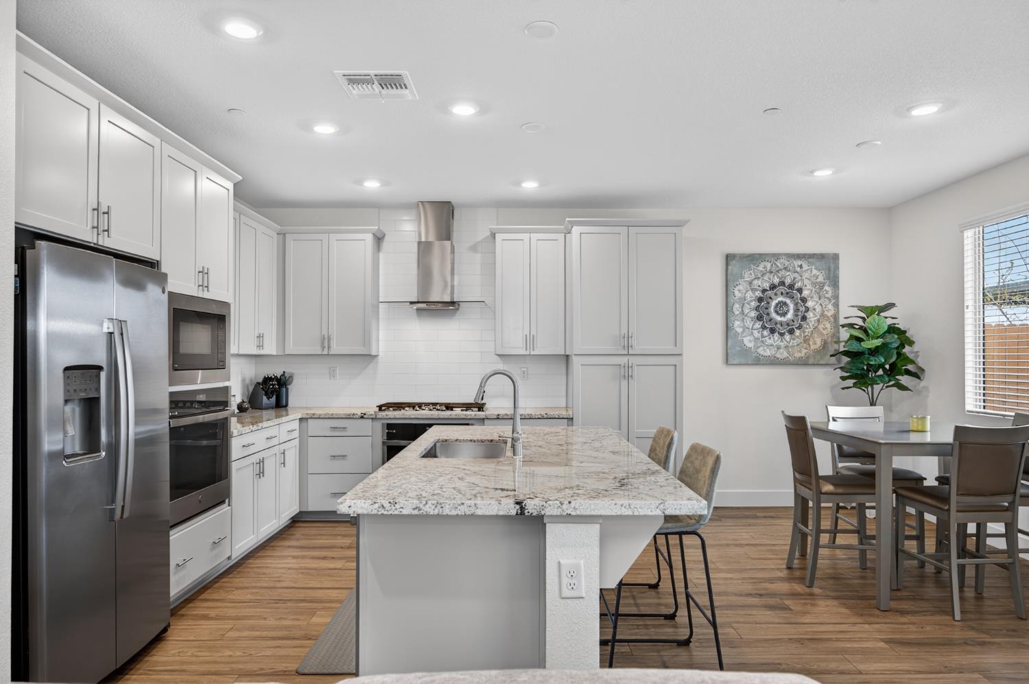 12913 Knightsbrook Avenue