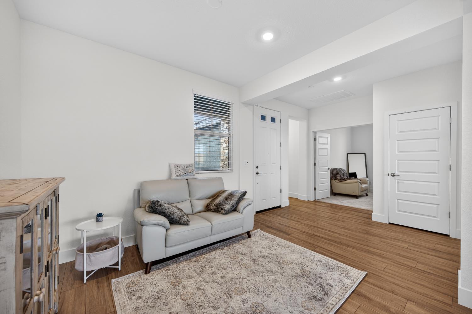 12913 Knightsbrook Avenue