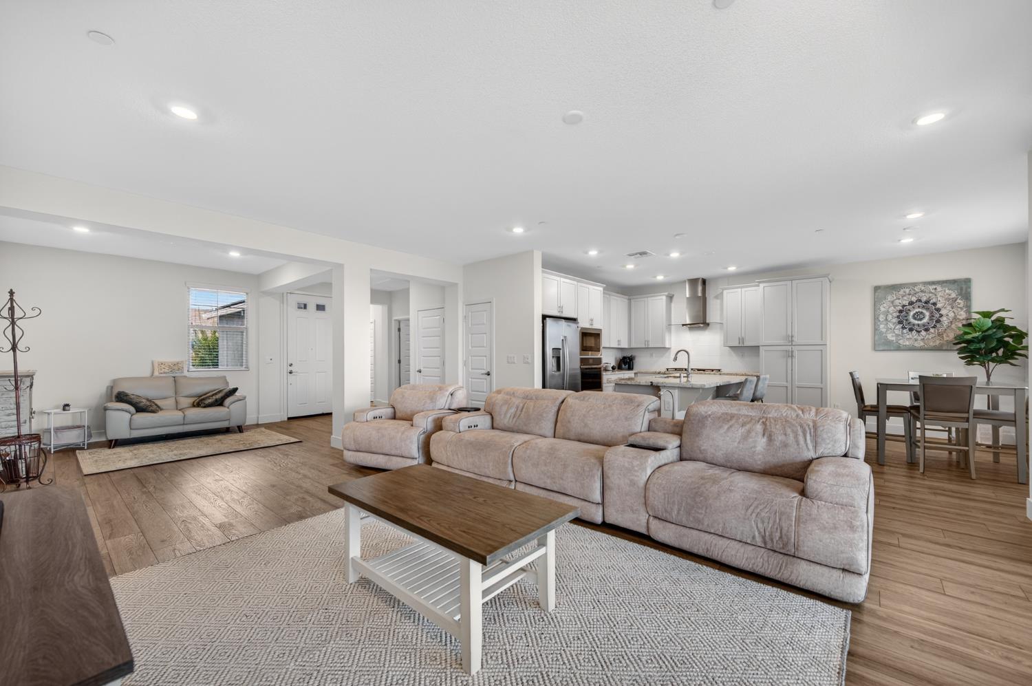 12913 Knightsbrook Avenue