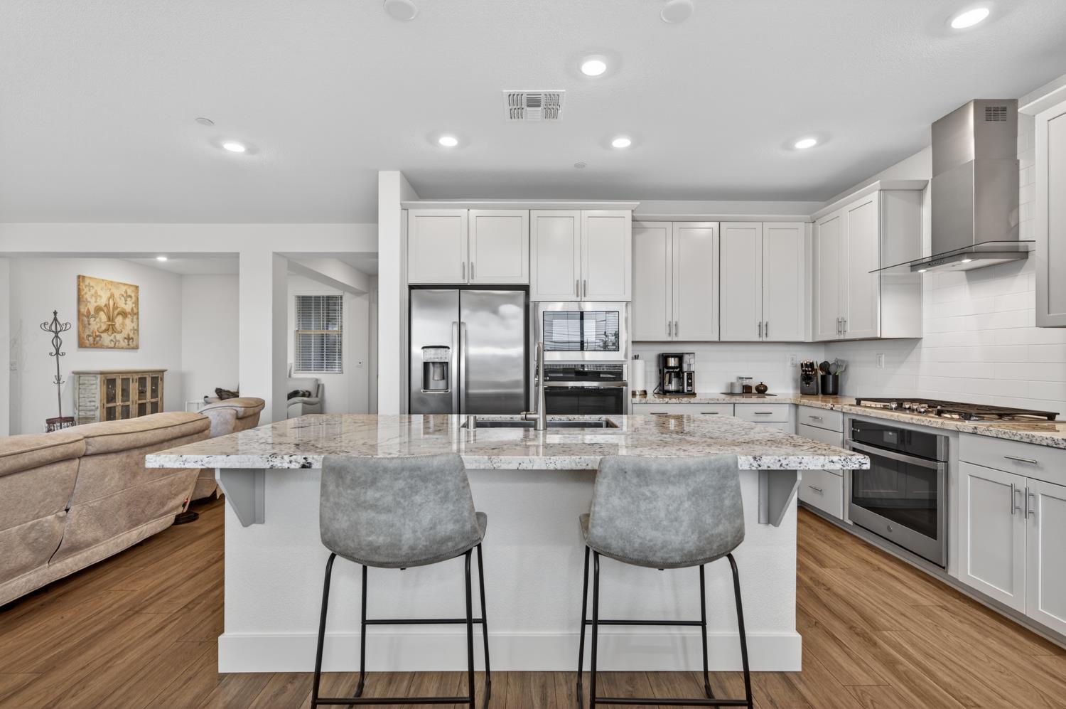 12913 Knightsbrook Avenue