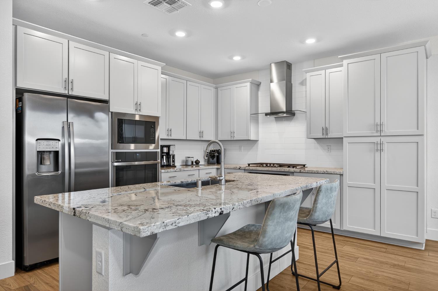 12913 Knightsbrook Avenue