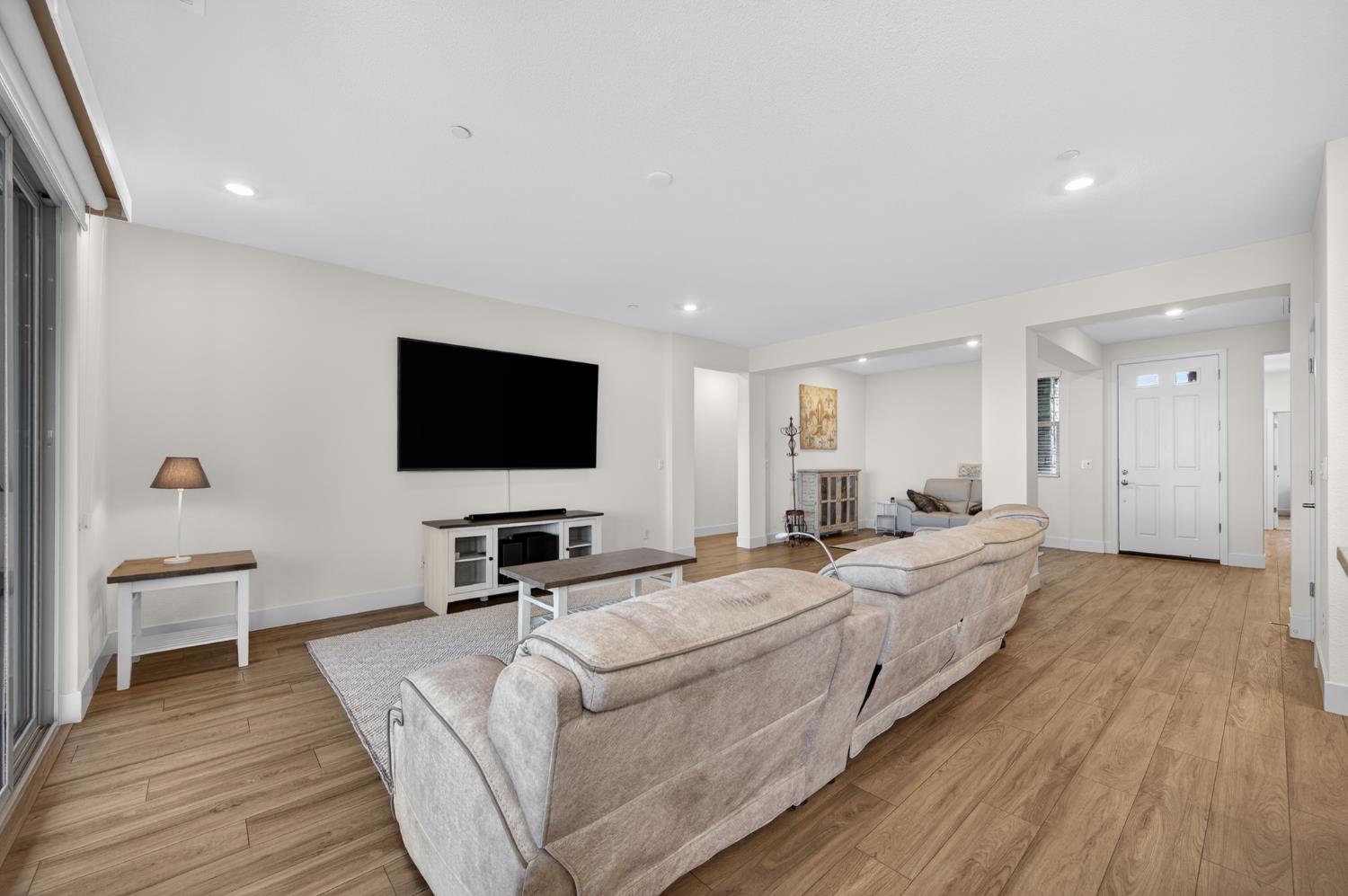 12913 Knightsbrook Avenue