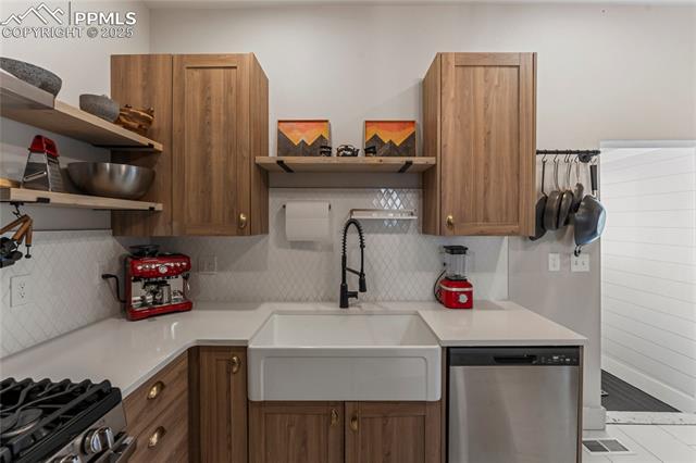 2112 W Pikes Peak Avenue